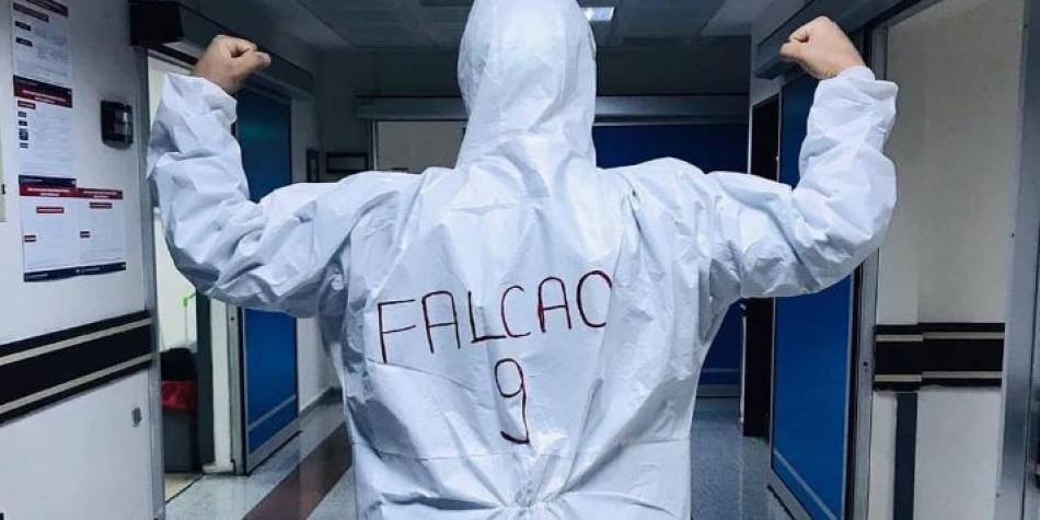 Médico en Turquía escribe en su uniforme el nombre de Falcao como inspiración