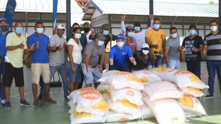 Gobernación del Atlántico entregó 2.400 kilos de concentrado a beneficiarios del ‘Campo a toda marcha’
