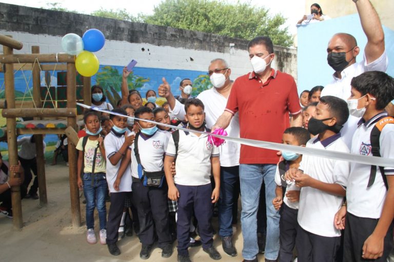 30 tabletas y un parque para el colegio Josefa Donado