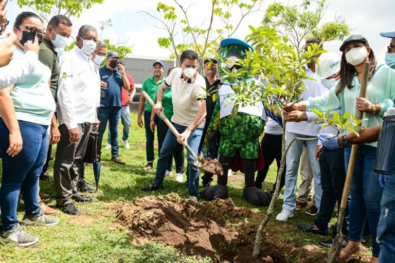 Con siembra de árboles, Alcaldía de Soledad celebró Día Mundial del Medioambiente