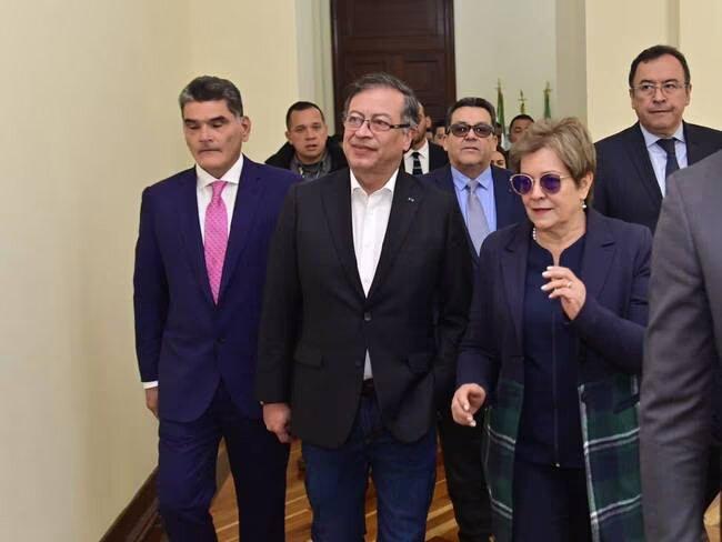 Presidente Gustavo Petro y ministra de Trabajo, Gloria Inés Ramírez, en la radicación de la reforma labora.