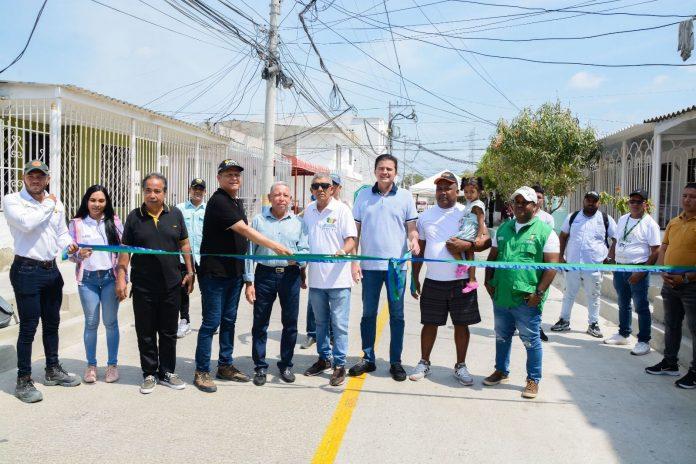 El alcalde Rodolfo Ucrós Rosales entregó a la comunidad del barrio Salamanca, 300 metros lineales de pavimento