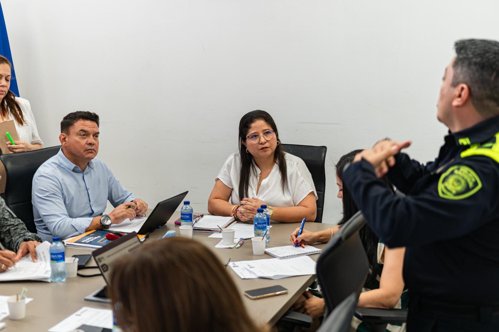 Alcira sandoval Ibáñez, aldesa de Soledad, en reunión con el El secretario de gobierno, coronel ( r) Carlos Valencia Muñoz.