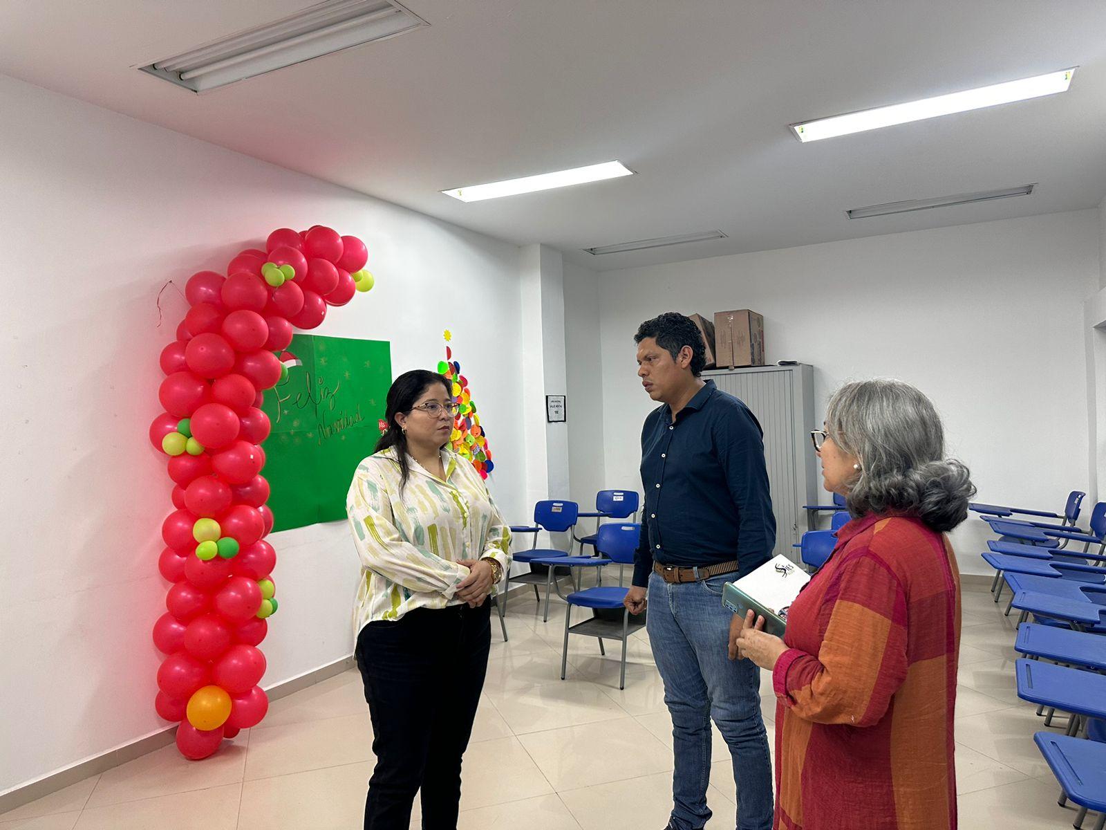En la remodelada sede del centro de atención para las Víctimas en Soledad, la aldesa Alcira Sandoval, Ingeniero Orlando Montiel,