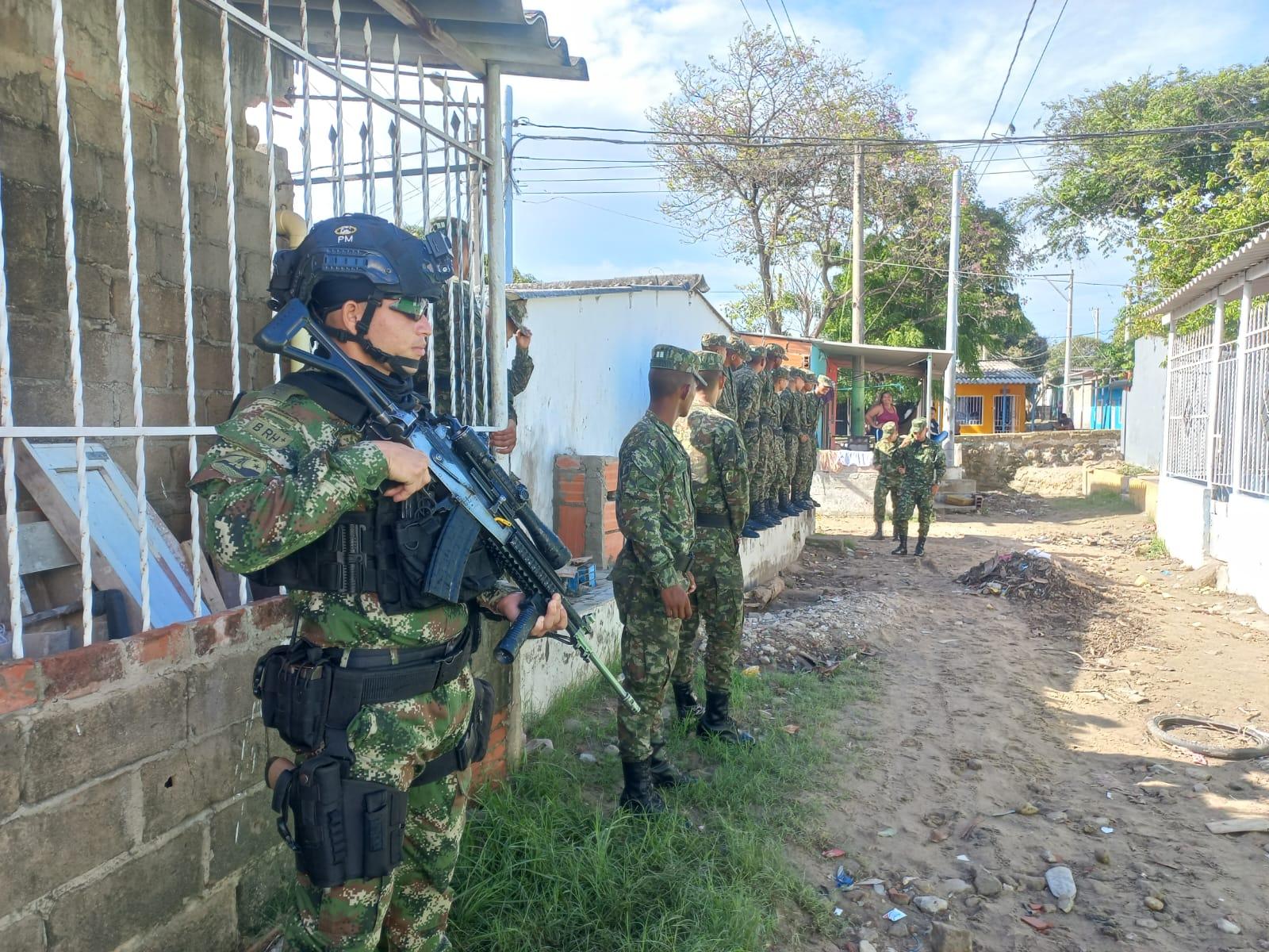 Alcaldía agradece apoyo del Ejército por intervención técnica del arroyo de Villa Merly El Ejército Nacional implementó una campaña Cívico Militar , realizando una donación de materiales como Big Bags y relleno para implementar el proceso de reducción del riesgo y mitigar las condiciones de vulnerabilidad de la familias afectadas por el arroyo Villegas