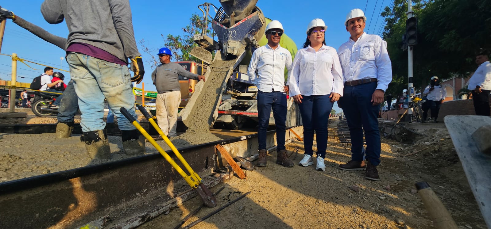 Estamos cumpliendo. Asistimos al vaciado de concreto etapa importante en el desarrollo de esta obra aquí en la calle 30. Estamos terminando con 25 años de decidía", expresó, Alcira Sandoval Ibañez, alcaldesa de Soledad.
