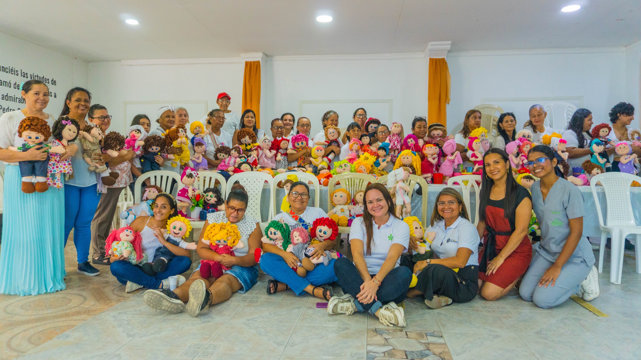 La Oficina de Competitividad de la Alcaldía de Soledad, en colaboración con el SENA, Hospital Materno Infantil, han llevado a cabo con total éxito el cierre del curso formativo de muñequería, como parte del desarrollo de la ruta de emprendimiento del municipio.