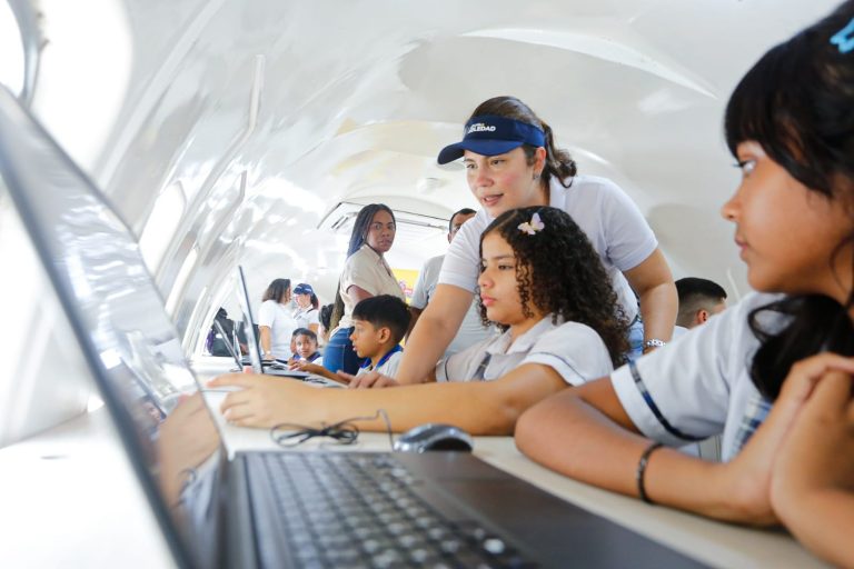 Biblioavión de Soledad despega nuevamente: un vuelo educativo que inspira a leer y soñar
