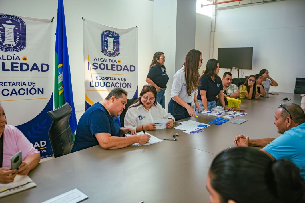 181 docentes de Soledad reciben 761 bonos de dotación tras ponerse al día con obligaciones pendientes