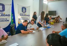 181 docentes de Soledad reciben 761 bonos de dotación tras ponerse al día con obligaciones pendientes