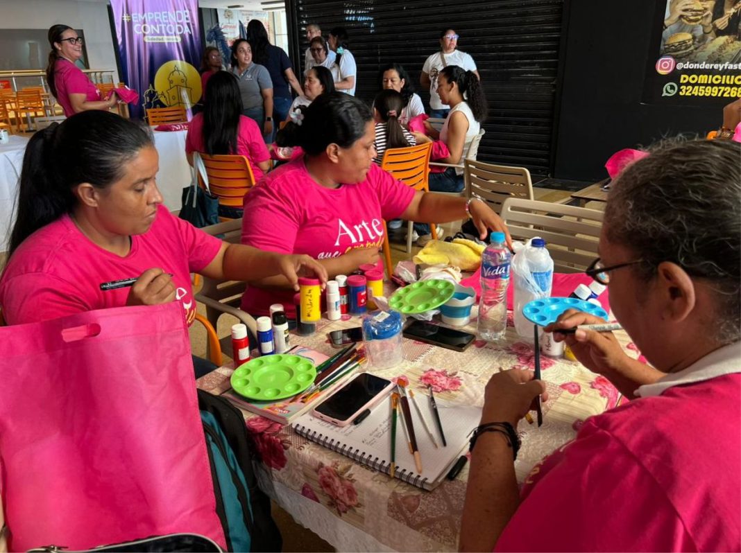 25 mujeres cabeza de familia de Soledad se capacitan en pintura en tela con apoyo del SENA