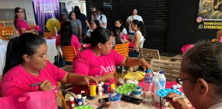 25 mujeres cabeza de familia de Soledad se capacitan en pintura en tela con apoyo del SENA