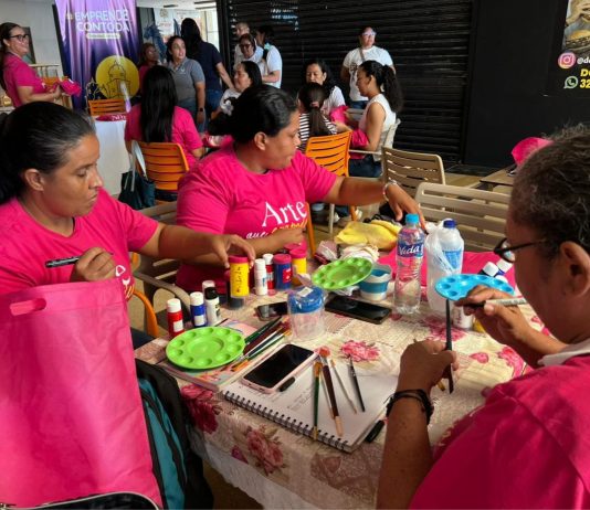 25 mujeres cabeza de familia de Soledad se capacitan en pintura en tela con apoyo del SENA