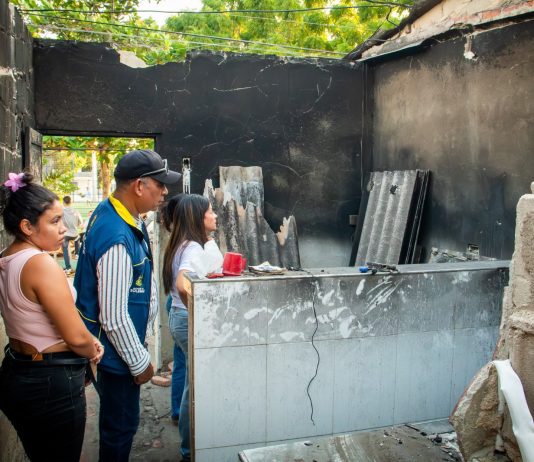 Incendio en vivienda de La María: Soledad entrega ayuda humanitaria a familia afectada
