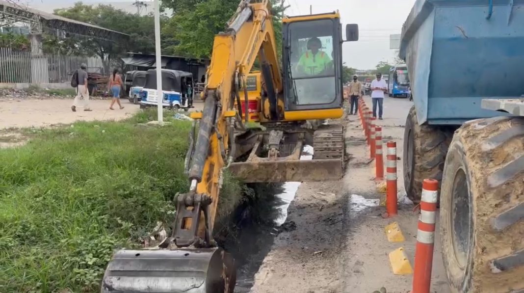 Limpieza de canales en la calle 30 busca prevenir inundaciones durante las lluvias en Soledad