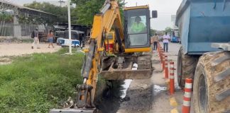 Limpieza de canales en la calle 30 busca prevenir inundaciones durante las lluvias en Soledad